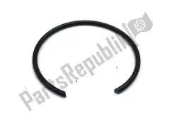 Here you can order the circlip from Suzuki, with part number 0938123003: