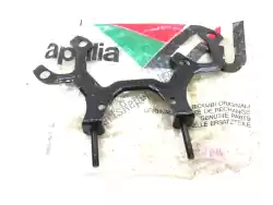 Aquí puede pedir soporte de Aprilia , con el número de pieza AP8231014: