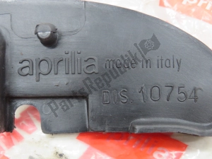 aprilia ap8231707 lh capa de cabide - Lado direito