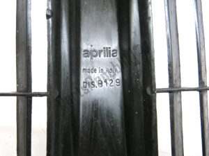 aprilia AP8230659 radiator grill - Bottom side