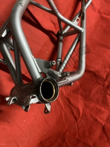 Ducati 47010811AA rama, metal - Górna strona