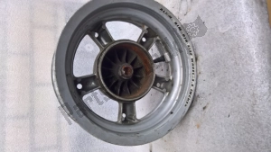 aprilia AP8208374 rear wheel, silver - Upper side