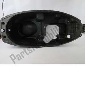 aprilia AP8179447 helmcompartiment - afbeelding 15 van 15