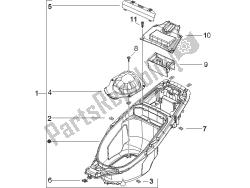carcasa del casco - debajo del sillín