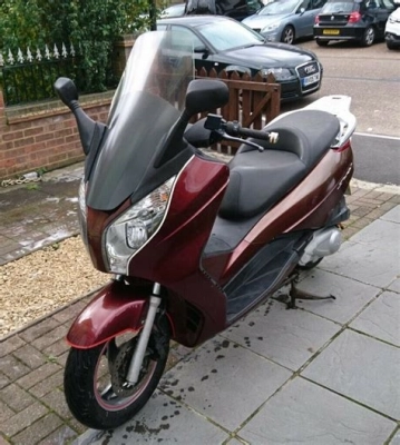 De onderdelen catalogus van de Honda Fes125a 2010, 125cc